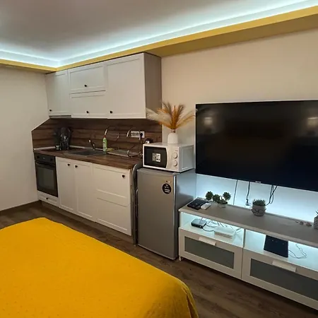 Yellow * Varna